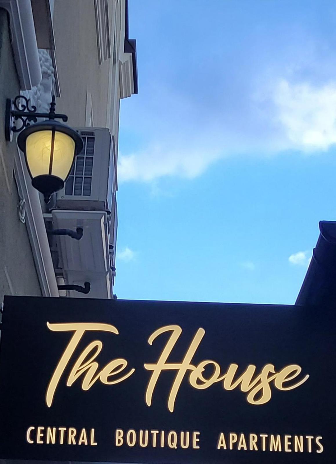 The House - Central Boutique Apartments 큐스텐딜 외부 사진